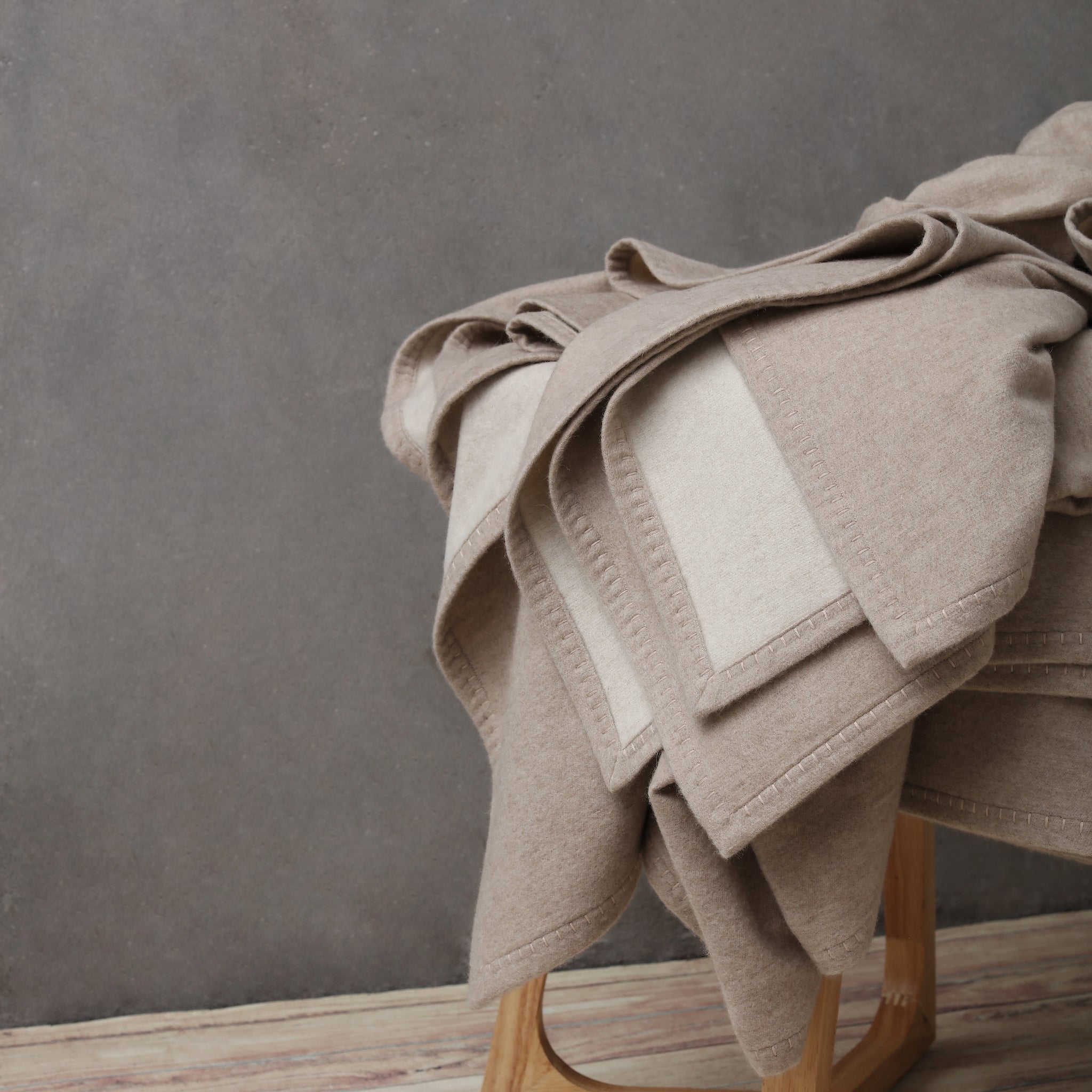 Two-sided double cashmere blanket